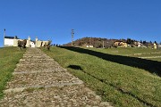 61 Lasciato il sent. 514  seguo in parte il percorso del 'Giro del Monte Castello', sulla cui cima salgo